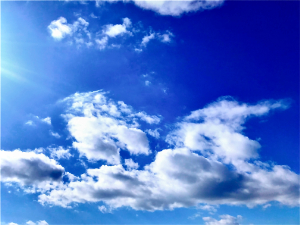 鮮やかな青空と流れる雲