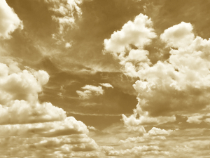 セピア色の空と流れる雲