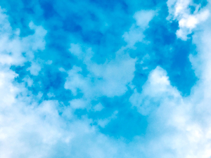 青に溶ける白い雲