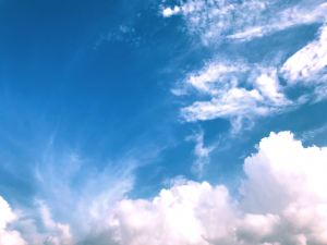 青空を流れる白い雲