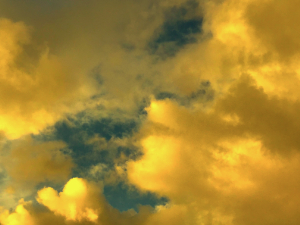 黄色い雲と青い空（夕焼け）