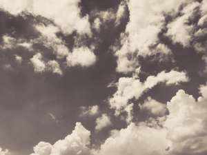空に浮かぶ雲（モノクロ）