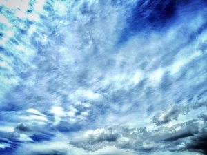深青色の空と白雲の群れ