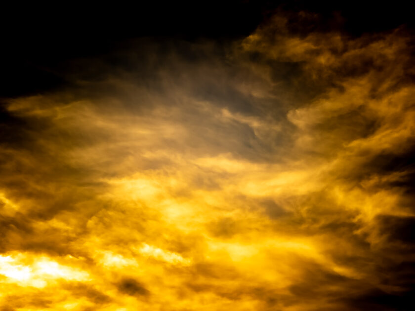 風とオレンジ色の雲の夕景