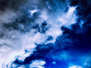 深い青の空と暗い雲