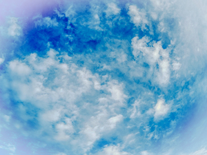 青空と幻想的な雲の壁