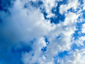 青空に浮かぶ白雲