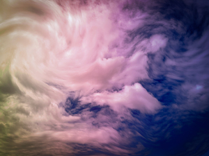 カラフルな雲と流れる風が混ざり合う空