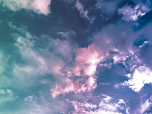 夕日に溶けるカラフルな雲
