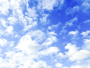 青い空と動く雲