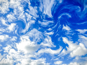 青空に波打つ雲