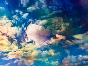 異世界に吸い込まれる雲