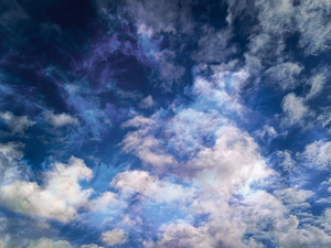 暗くて不気味などこかの空