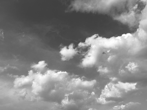 モノクロの空と遠い記憶