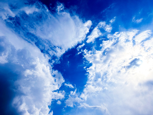 青空に広がる輝く雲