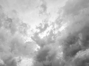 上昇する雲 モノクロ