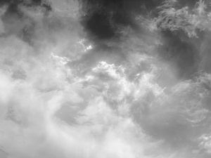 嵐が来る前の白黒の空