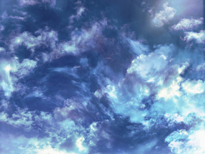 光る夜空を流れる雲