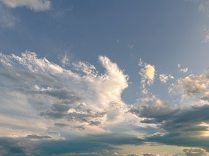 夕暮れ時の遠い空