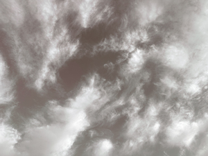 ふわふわ流れる空の雲